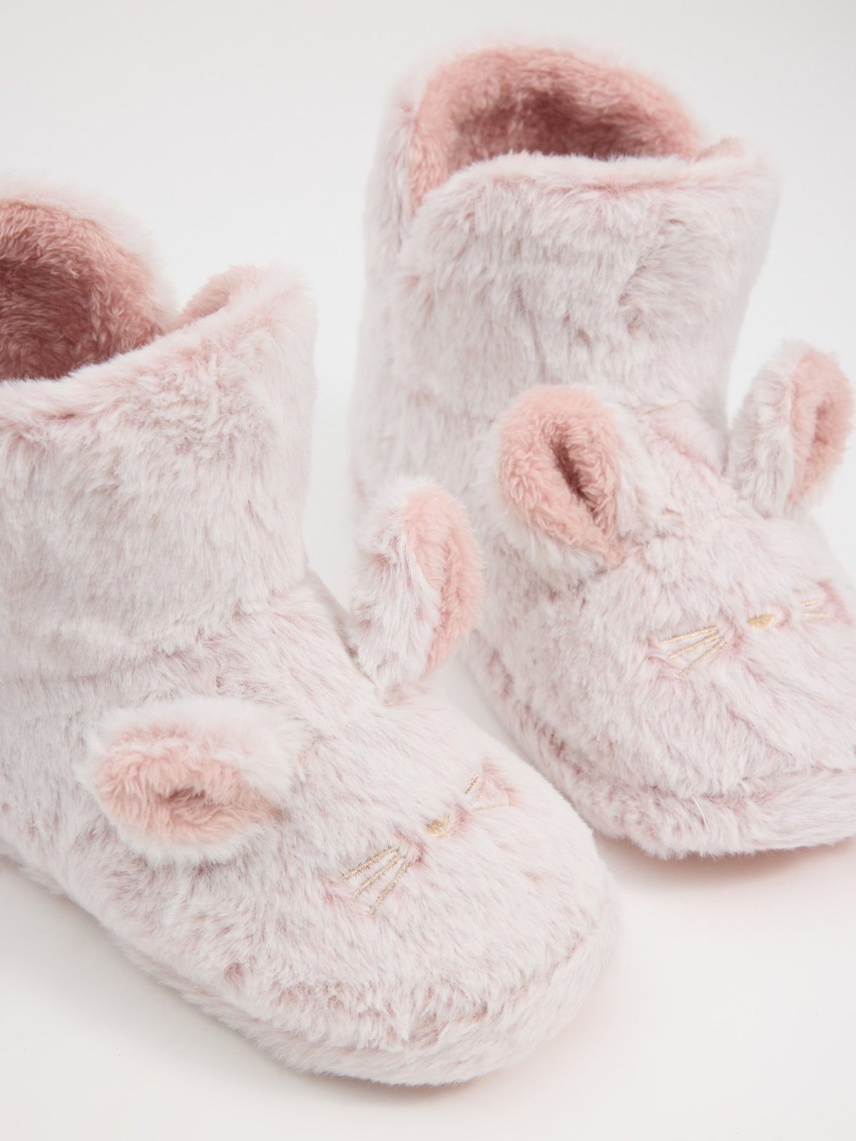 Pantufas de casa botinha de coelho rosa primeiro plano