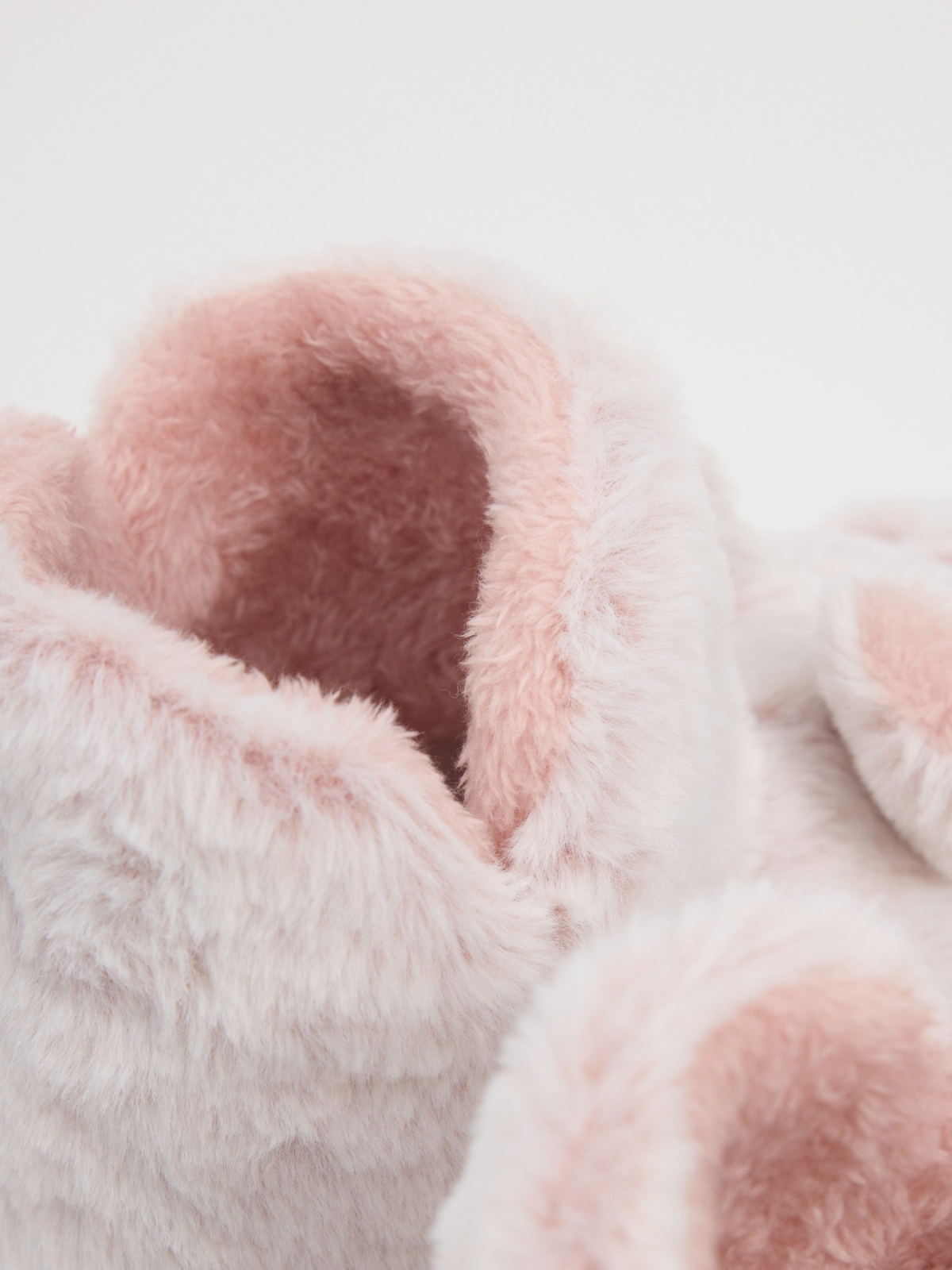 Pantufas de casa botinha de coelho rosa vista detalhe