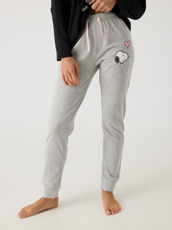 Pijama Snoopy preto vista detalhe