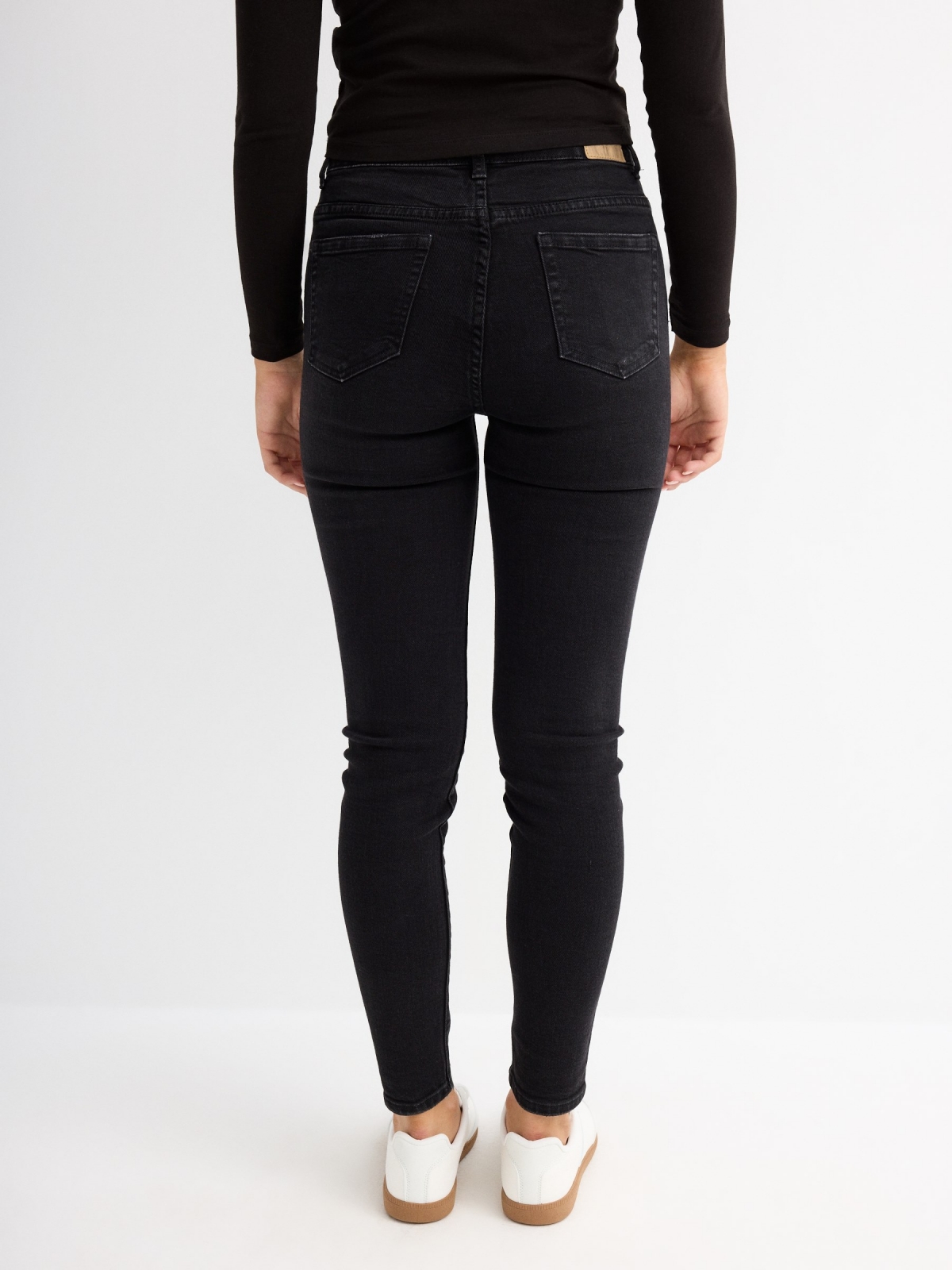 Pantalón skinny con botones negro vista media trasera