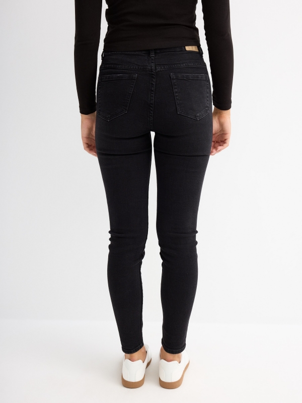 Pantalón skinny con botones negro vista media trasera