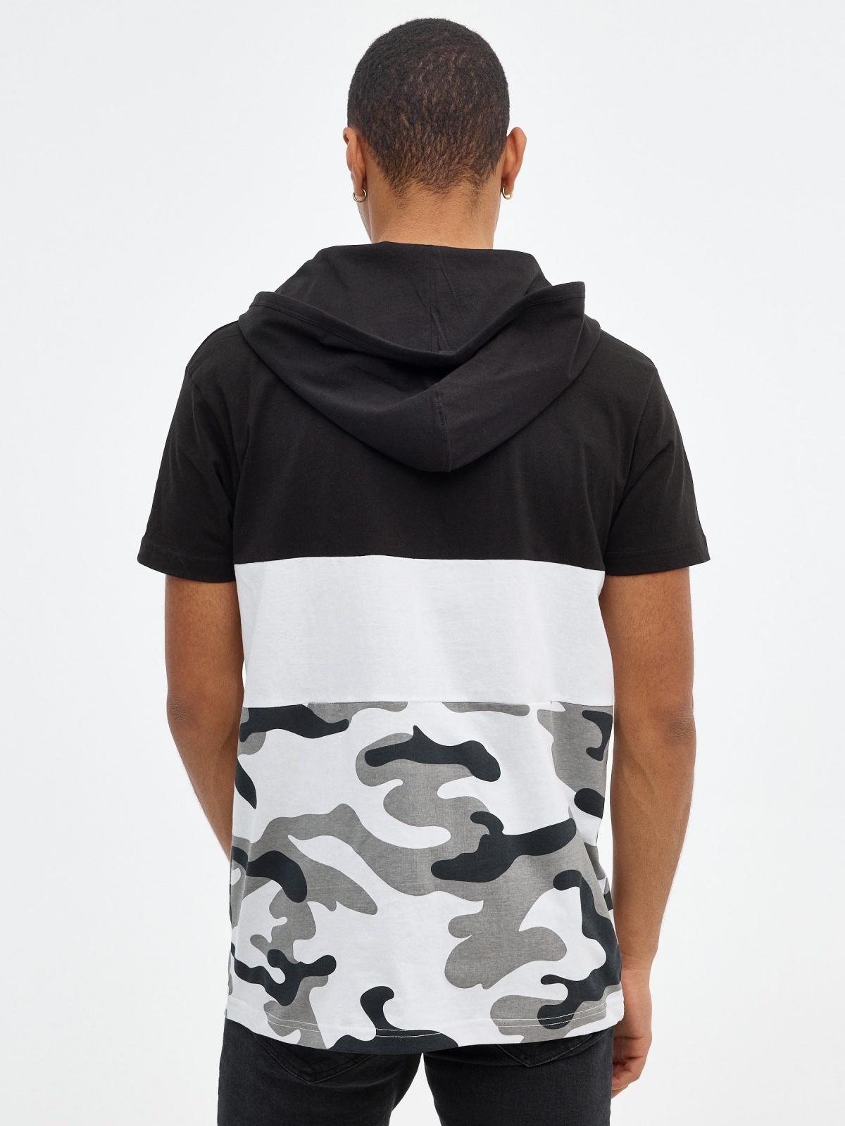 T-shirt camuflada com capuz preto vista meia traseira