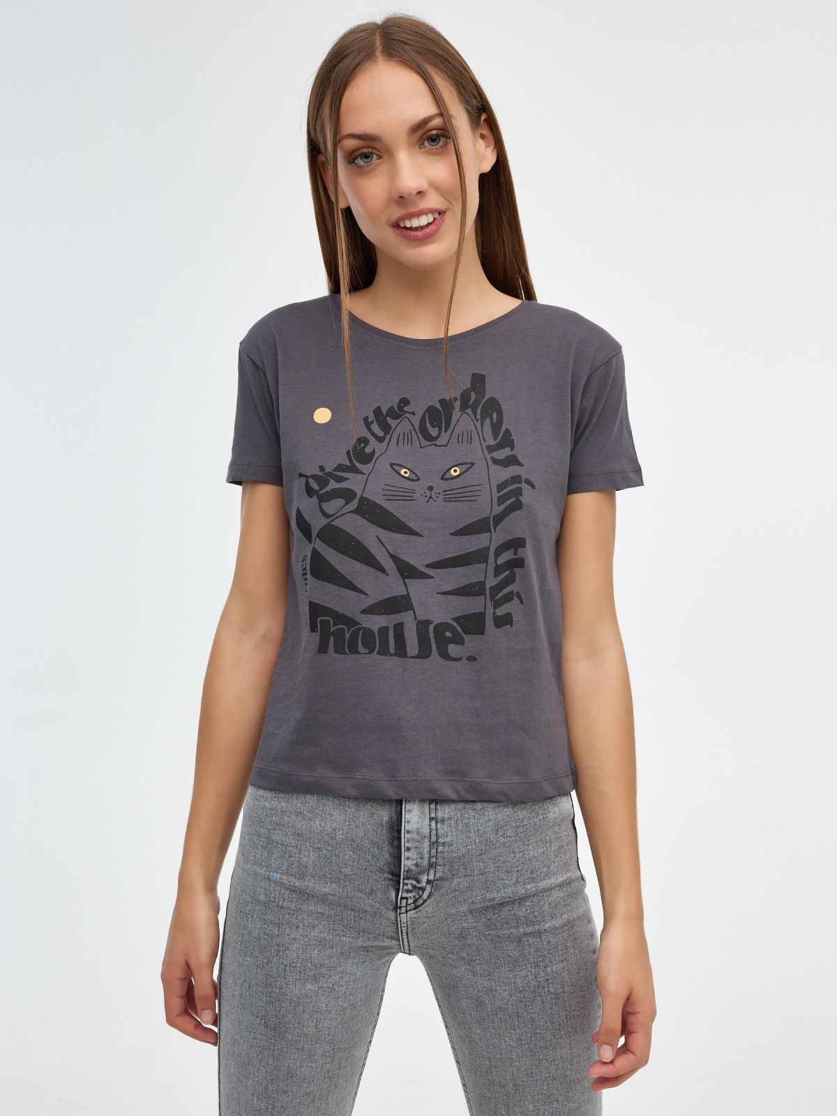 Encomenda de t-shirts nesta casa cinza escuro vista meia frontal