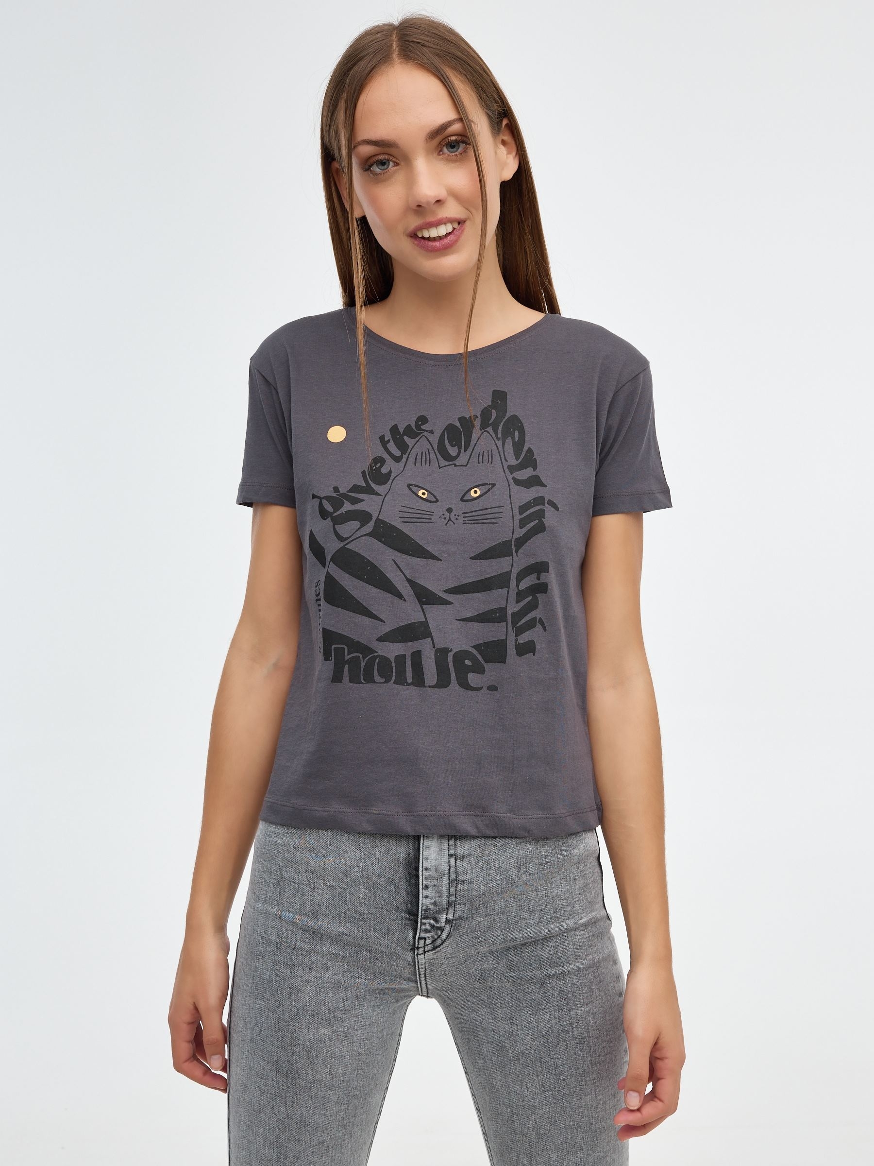 Encomenda de t-shirts nesta casa cinza escuro vista meia frontal
