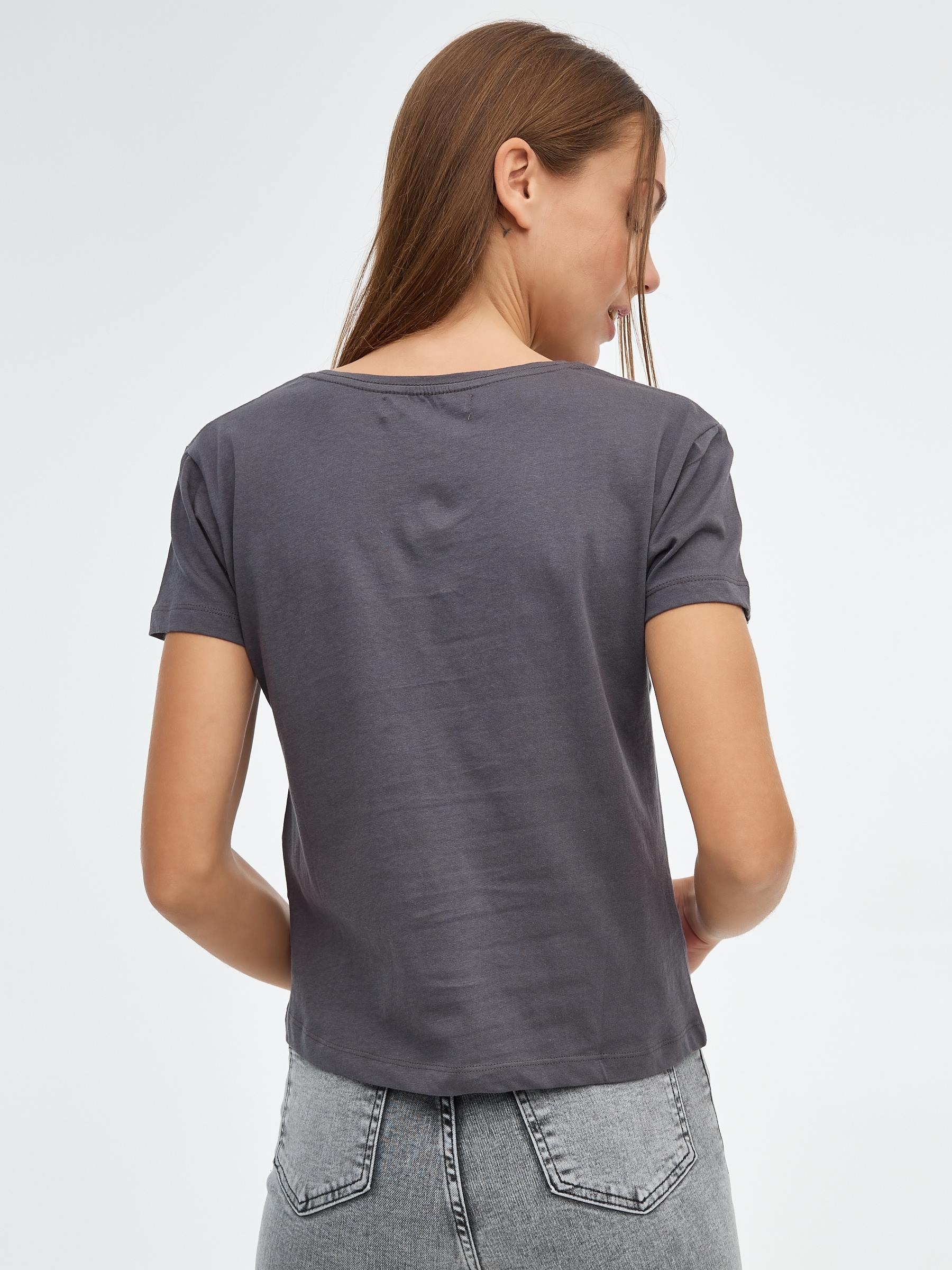 Encomenda de t-shirts nesta casa cinza escuro vista meia frontal