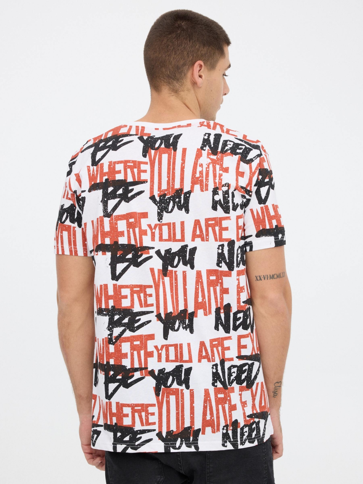 T-shirt com texto impresso branco vista meia traseira