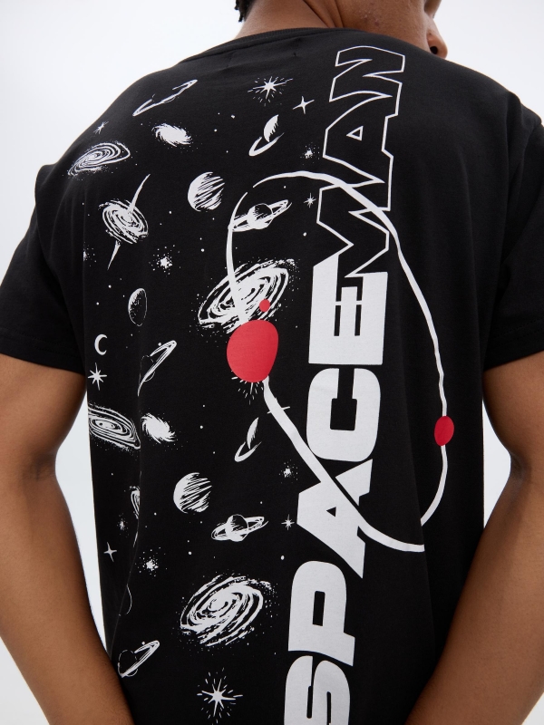 T-shirt espacial preto vista detalhe