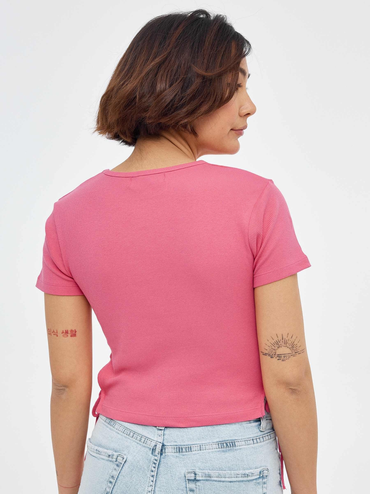 T-shirt crop com lace up coral vista meia traseira