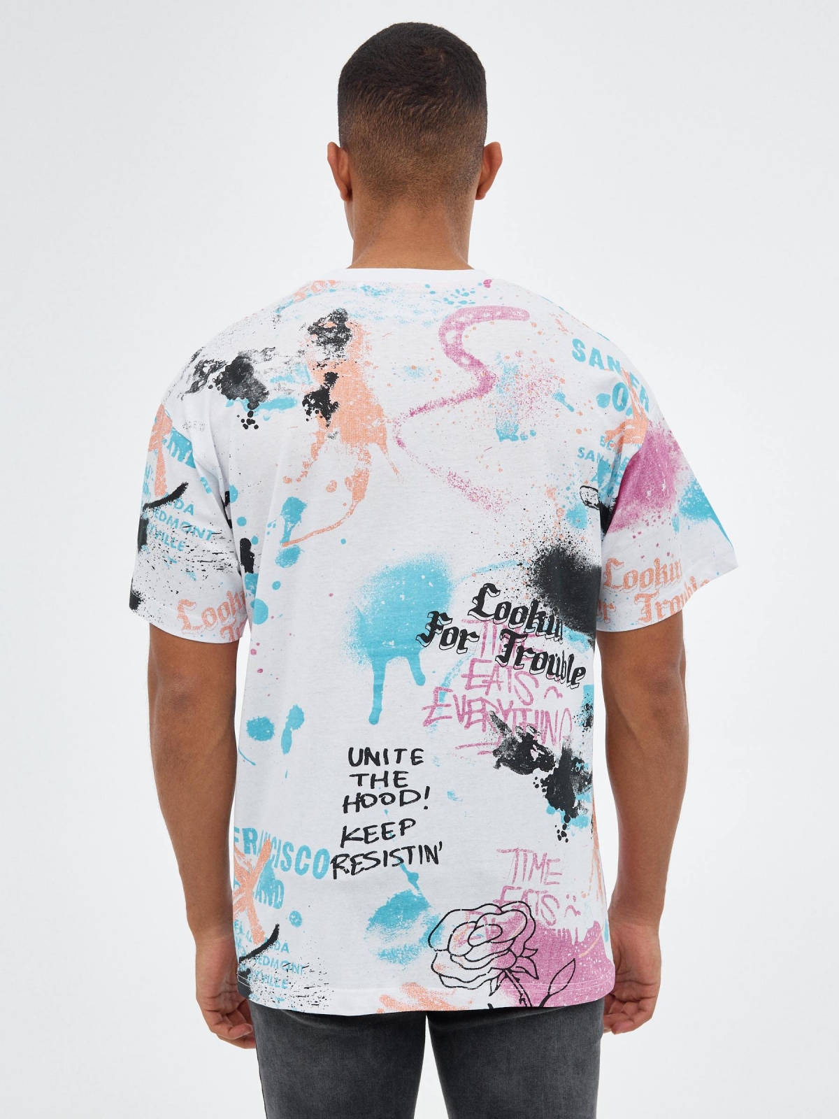 Camiseta oversized graffiti blanco vista media trasera