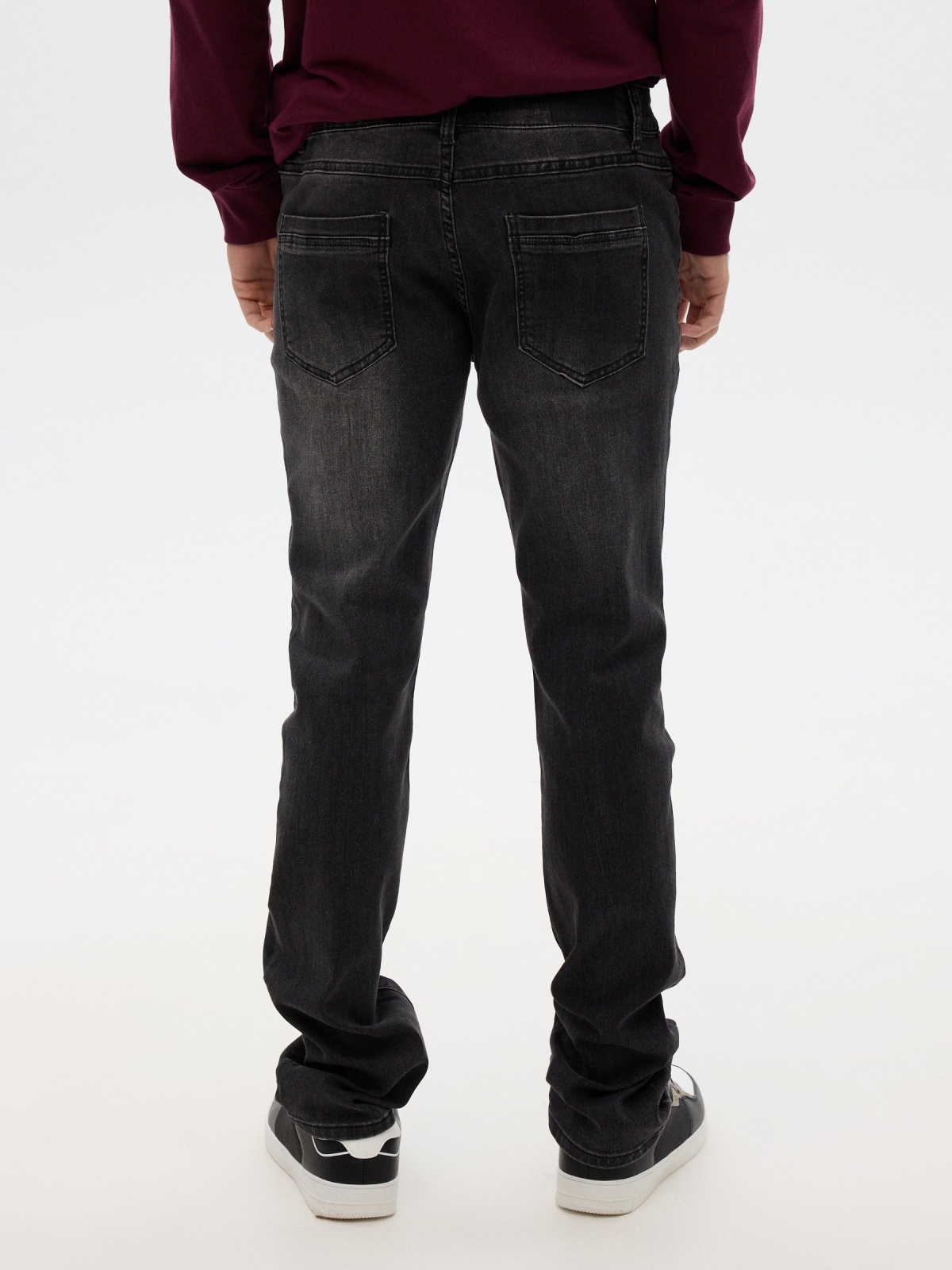 Jeans regular negro vista media trasera