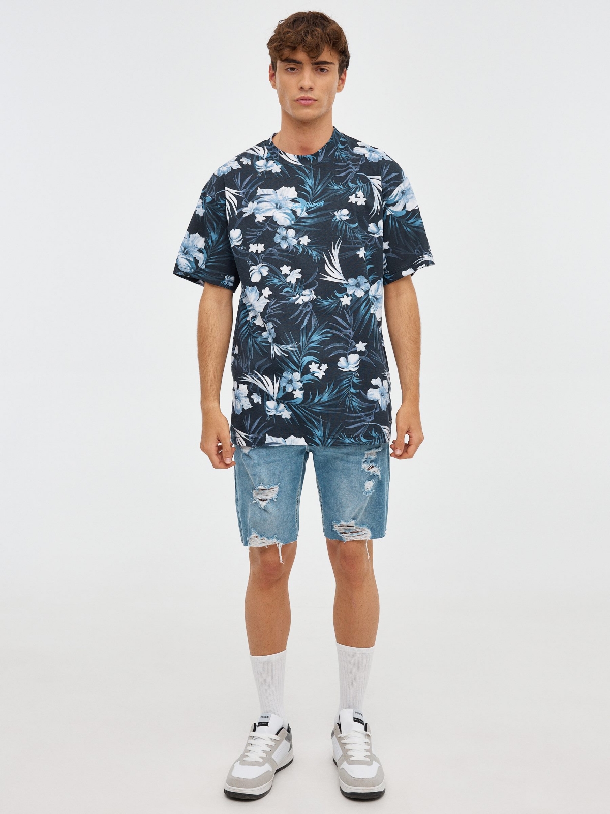 T-shirt oversized tropical preto vista geral frontal