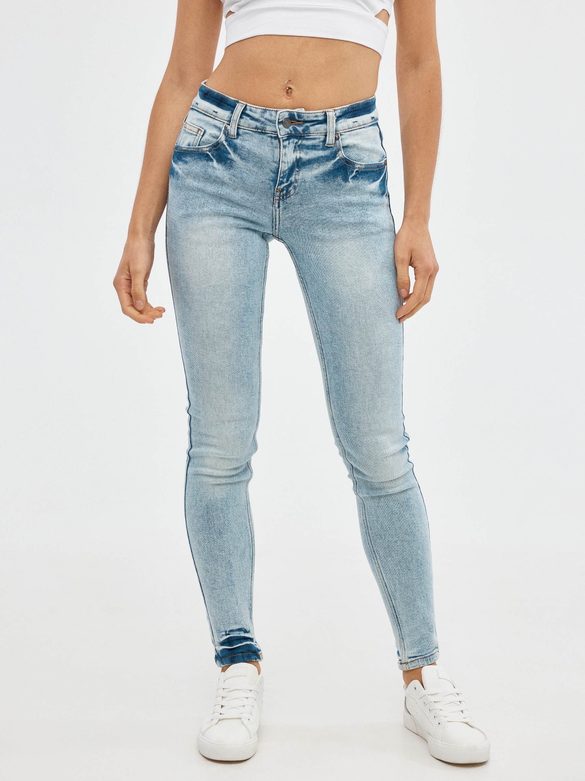 Jeans de ganga skinny claras azul vista meia frontal