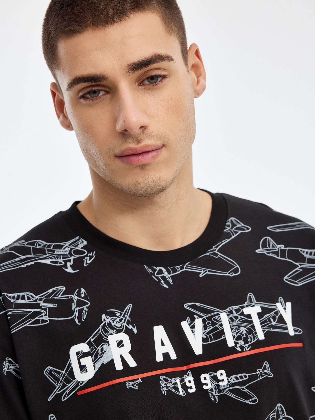 Camiseta estampado aviones negro vista detalle