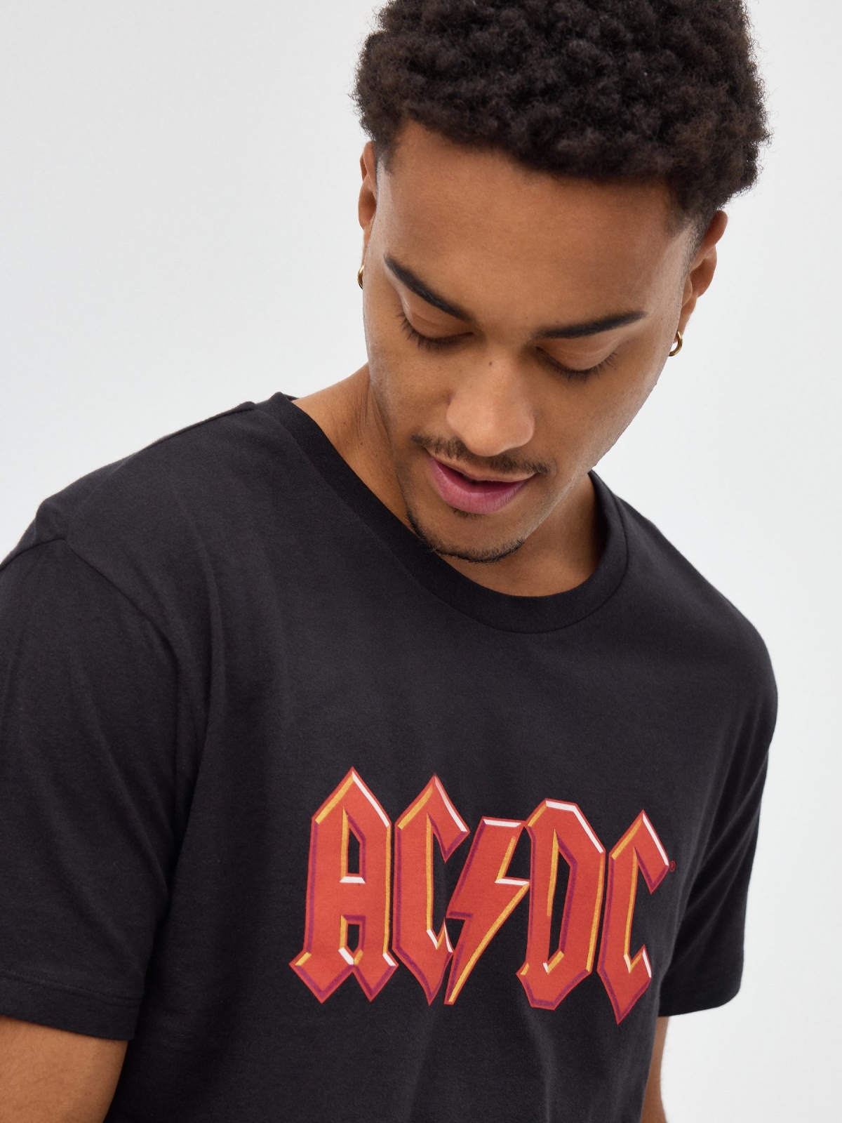 Camiseta negra ACDC negro vista detalle