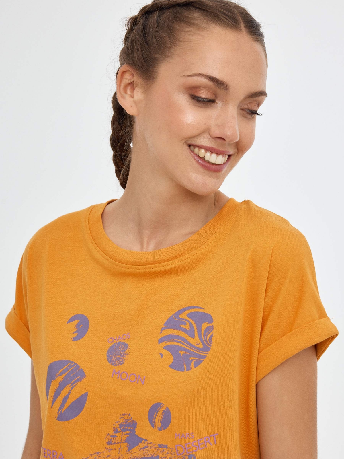 Planetas imprimem t-shirt ocre vista detalhe