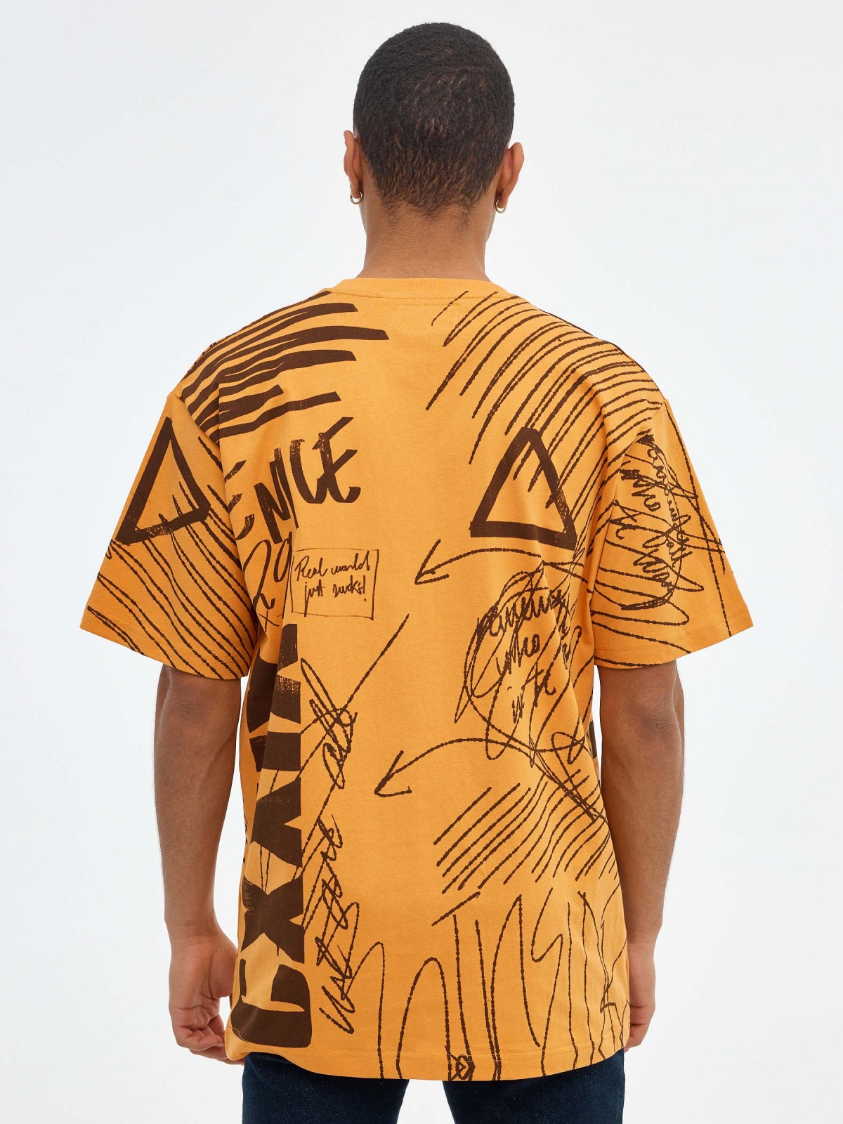 Camiseta oversized con estampado texto ocre vista media trasera