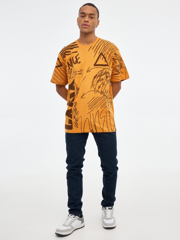 T-shirt oversized com impressão de texto ocre vista geral frontal