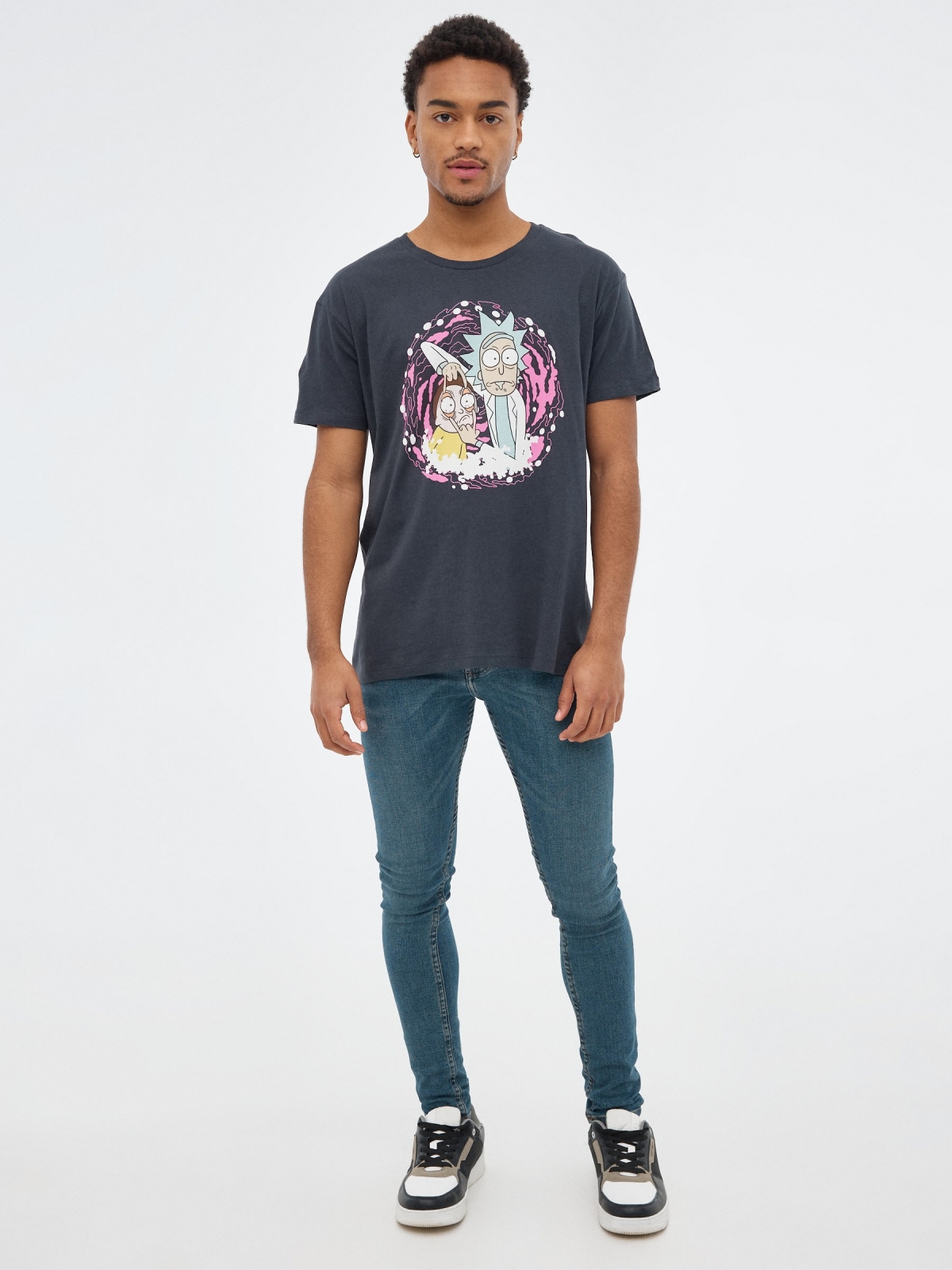 T-shirt preta Ricky&Morty cinza escuro vista geral frontal