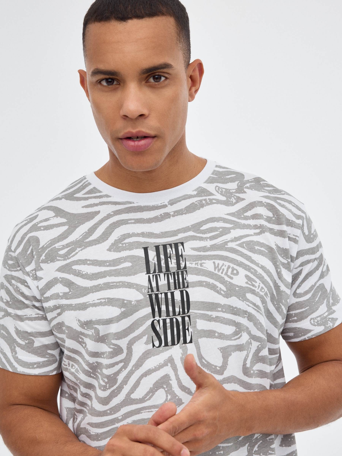 T-shirt de impressão gráfica branco vista detalhe