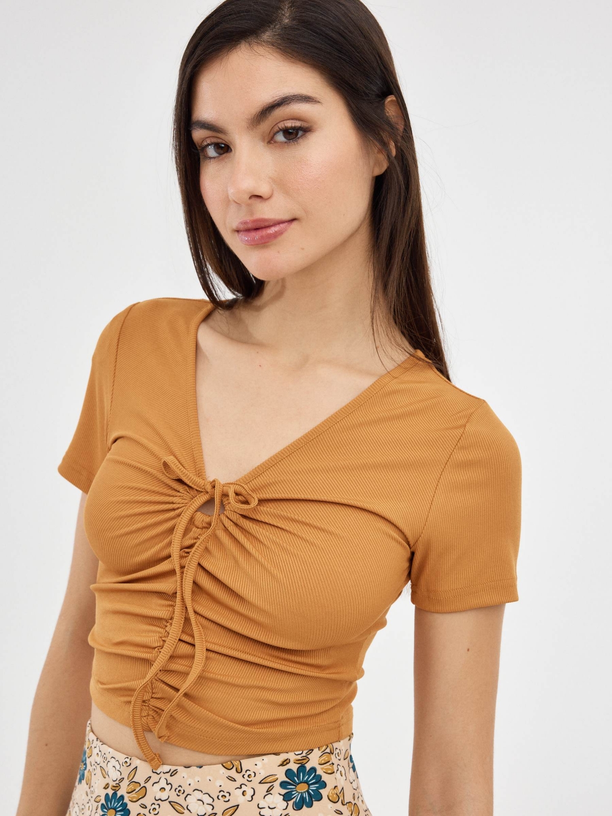 Rib ruffled T-shirt ochre detail view