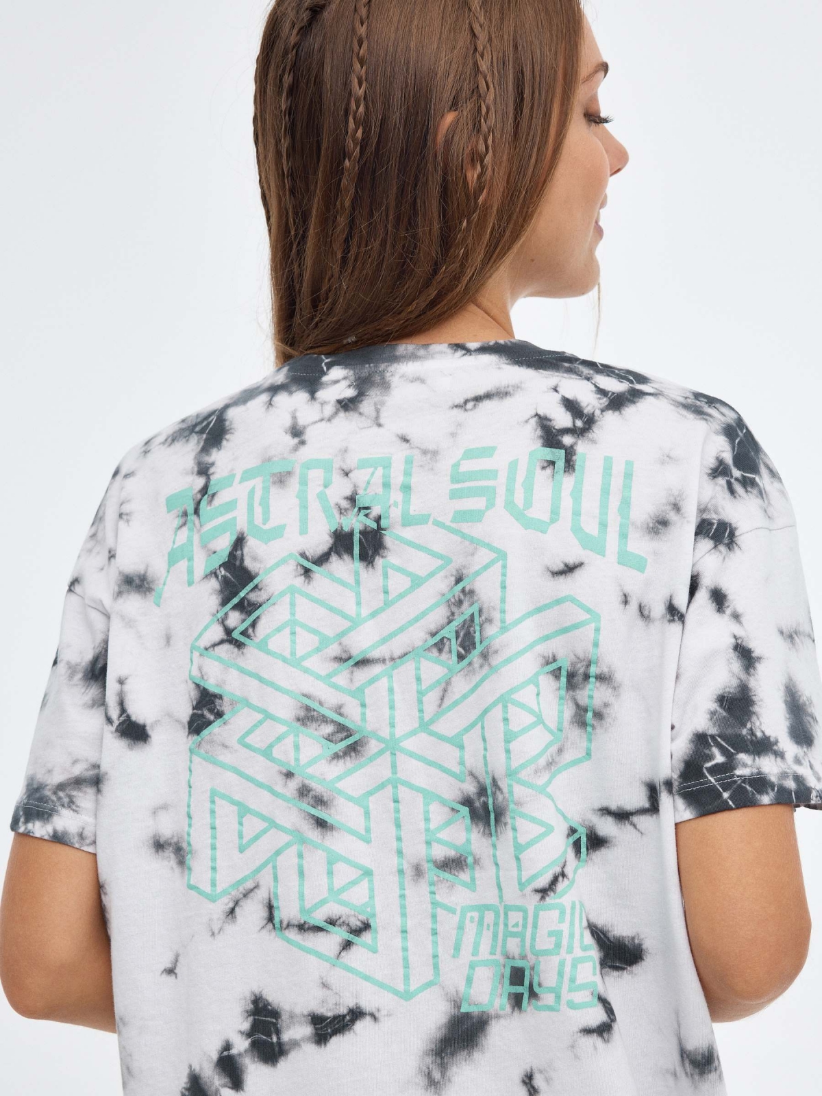 Camiseta tie&dye con texto gris claro vista detalle