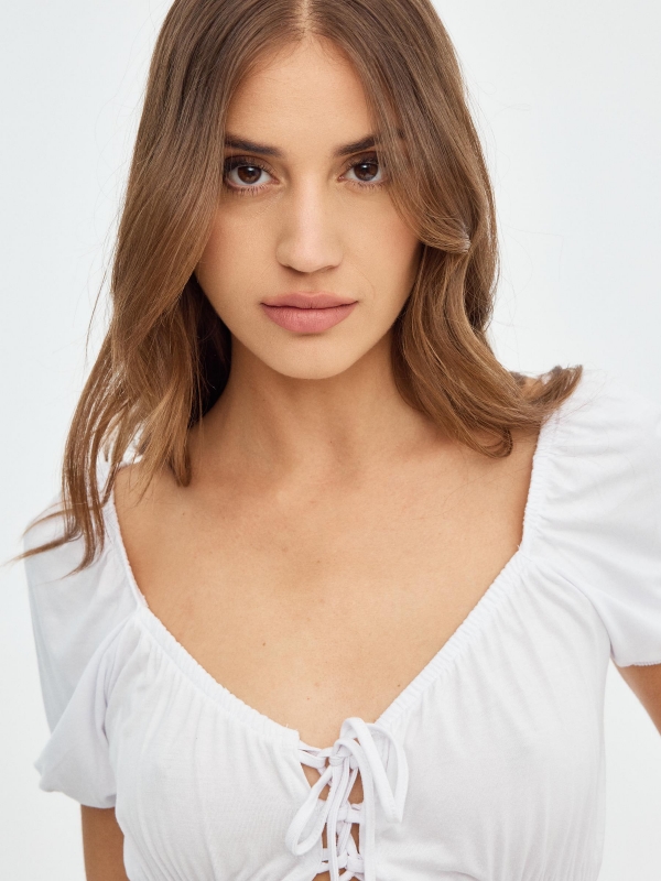 T-shirt cropped com babados branco vista detalhe