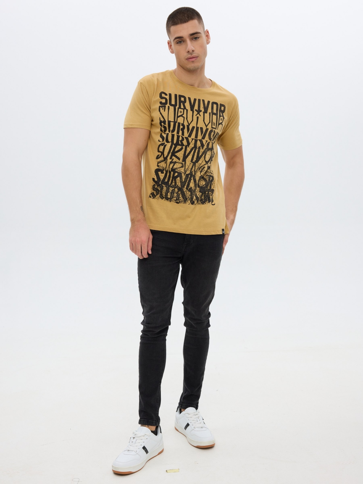Camiseta estampado texto marrón tierra vista general frontal