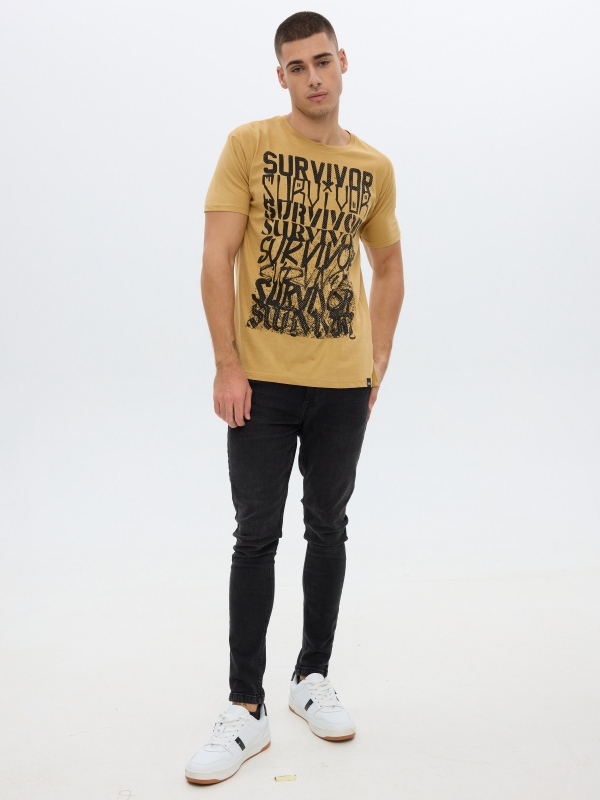 Camiseta estampado texto marrón tierra vista general frontal
