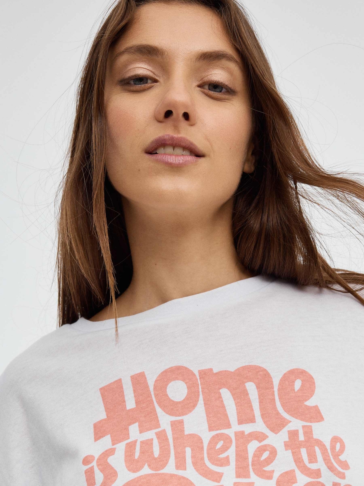 Camiseta crop printed con gomas blanco vista detalle