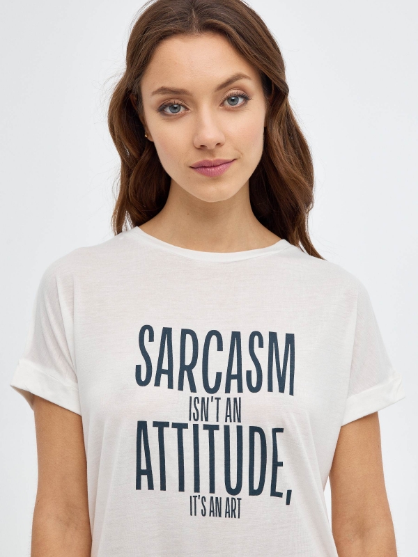 Camiseta Sarcasm blanco roto vista detalle