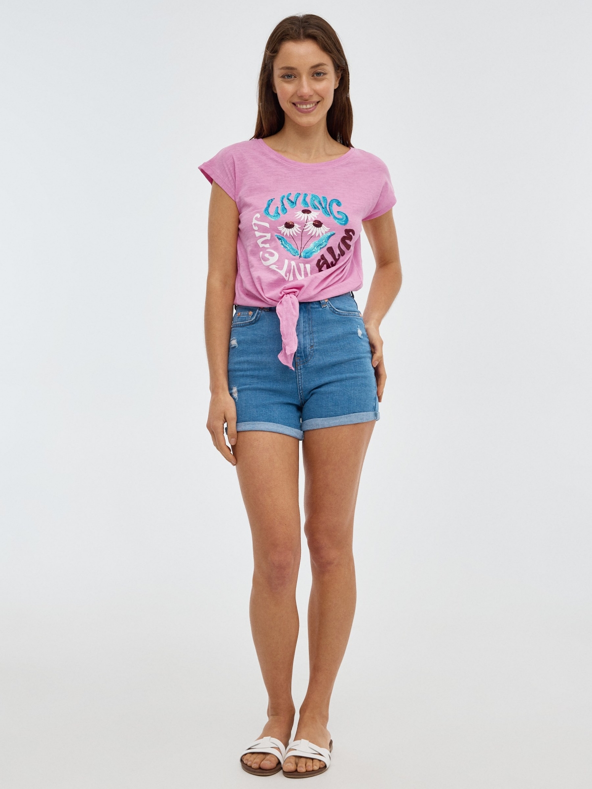 T-shirt Living com nó rosa vista geral frontal