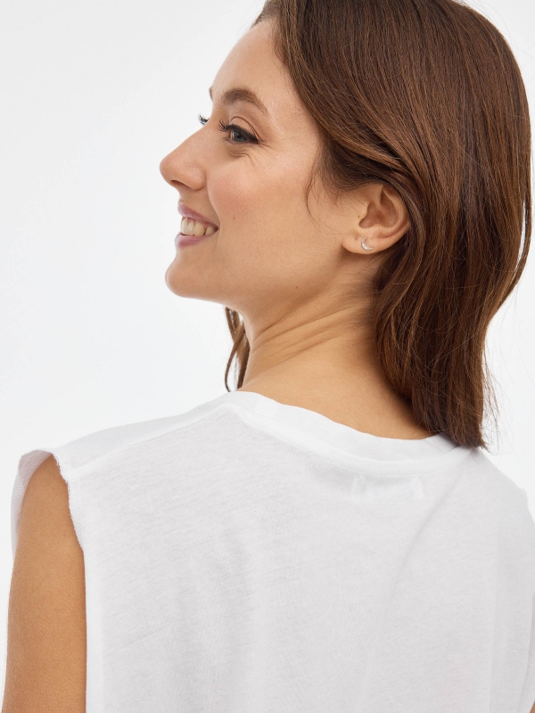 T-shirt com estampado branco vista detalhe