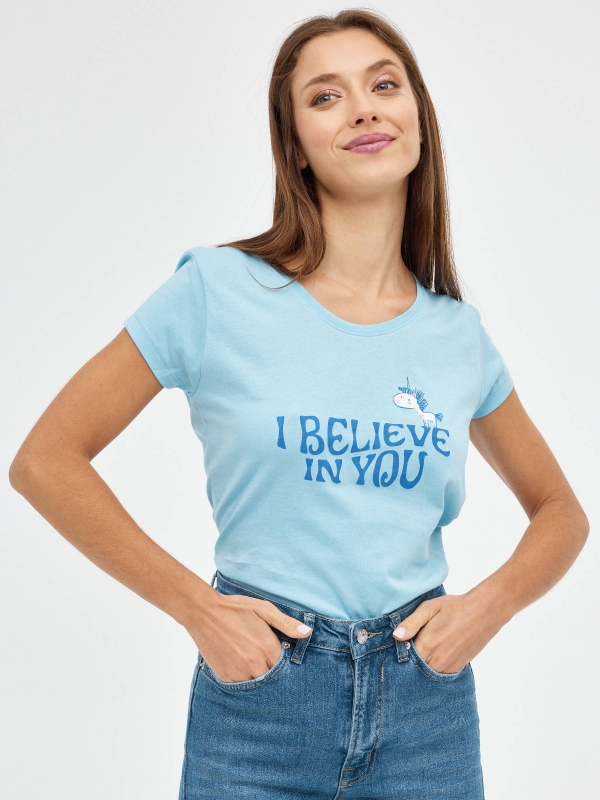 Camiseta I believe azul claro vista media frontal