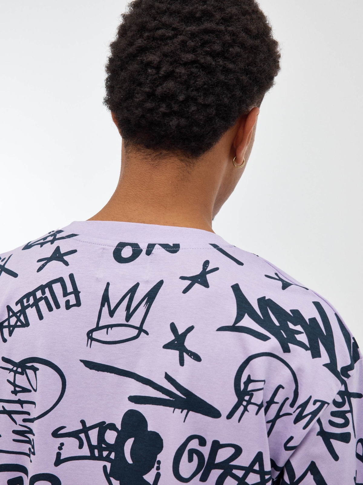 Graffiti printed t-shirt mauve detail view