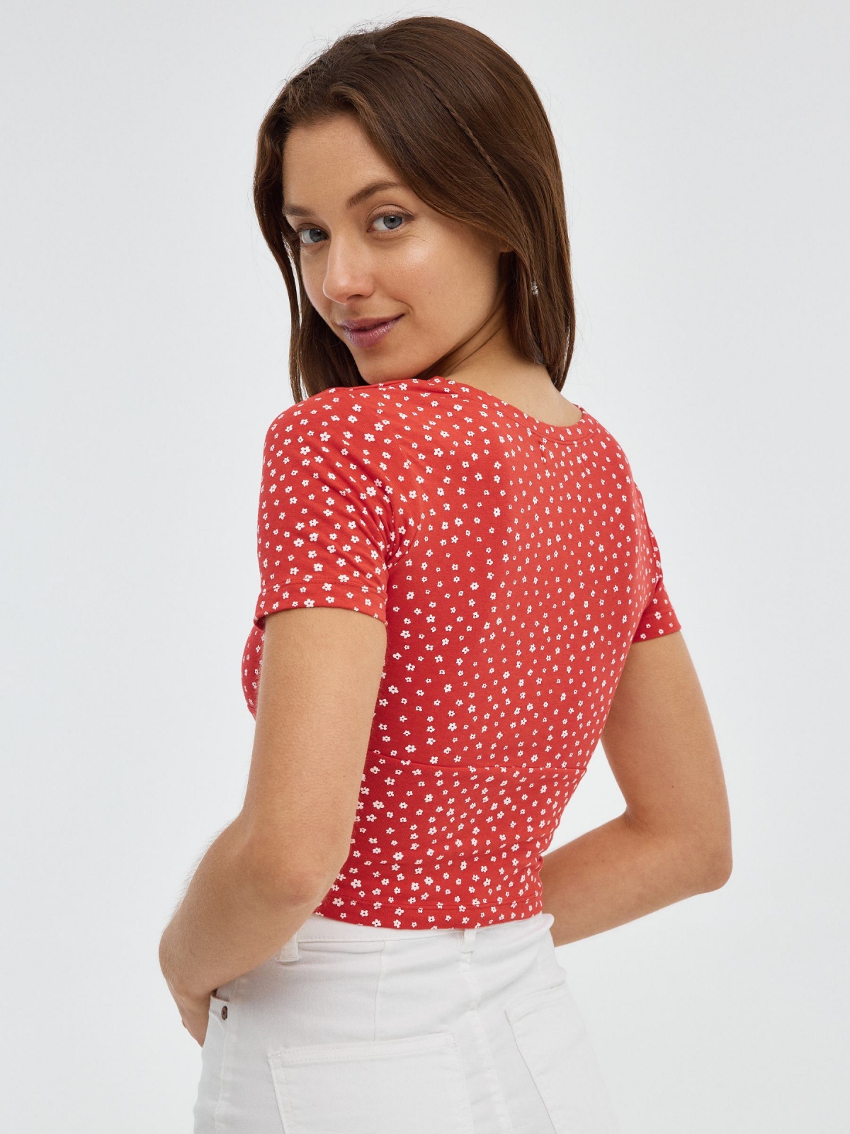 Camiseta crop escote cruzado rojo vista media trasera