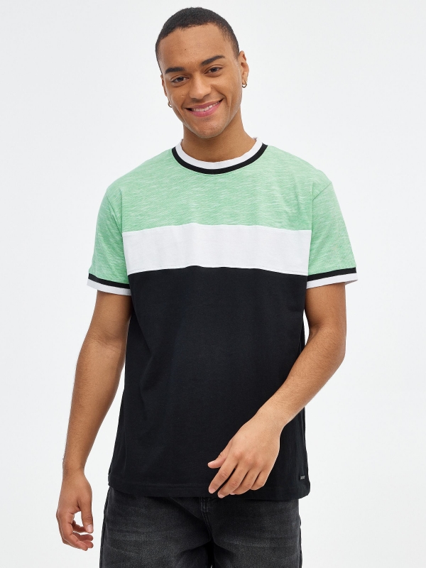 T-shirt em color block verde preto vista meia frontal