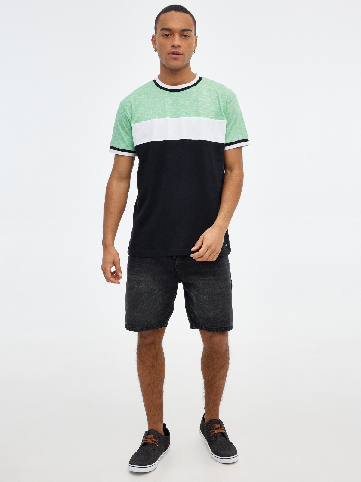 T-shirt em color block verde preto vista geral frontal