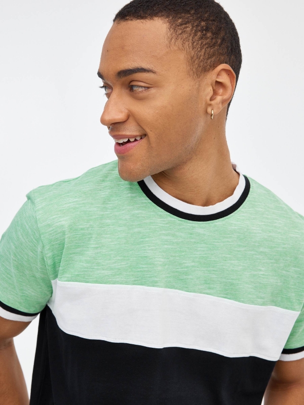 T-shirt em color block verde preto primeiro plano