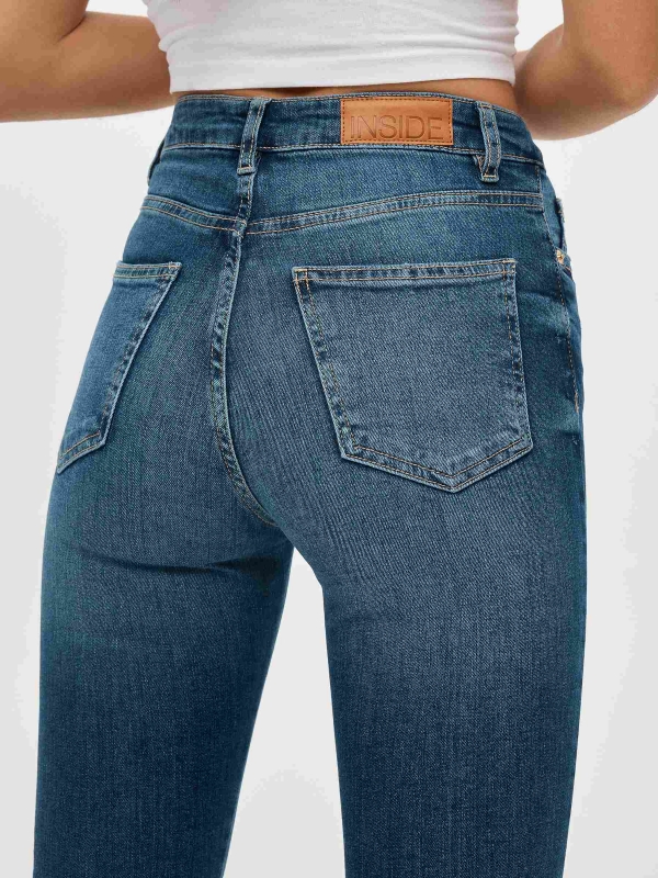 Jeans skinny tiro alto azul vista detalle