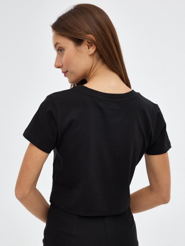 Camiseta crop morada negro vista media trasera