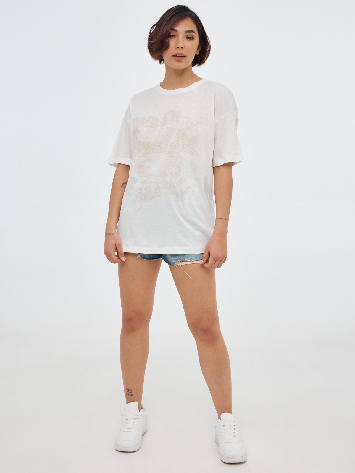 Camiseta oversized estampada blanco roto vista general frontal