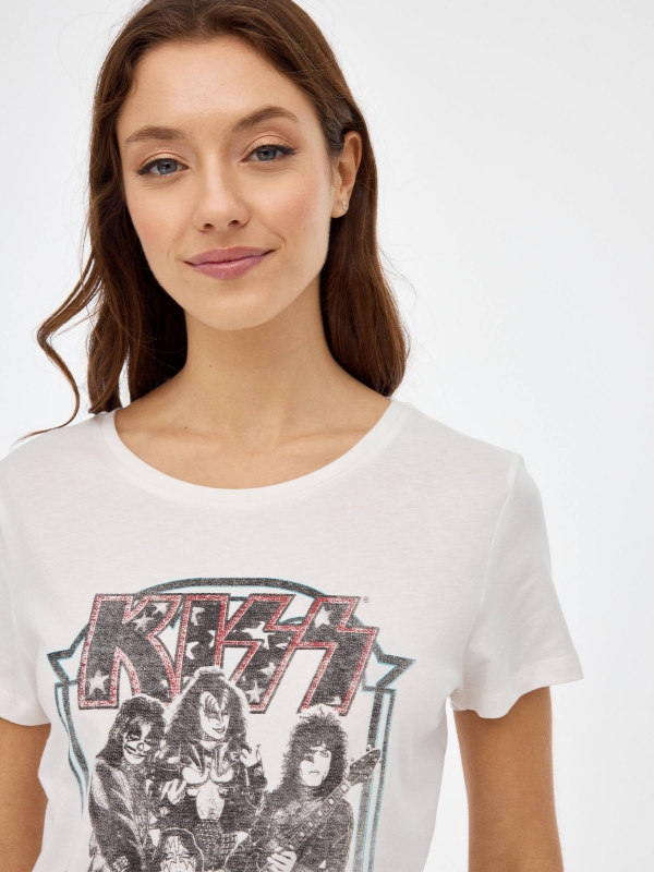  Camiseta KISS blanco roto primer plano