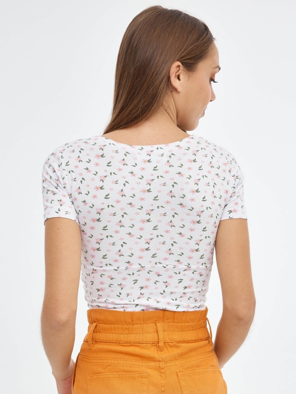 Camiseta crop escote cruzado blanco vista media trasera