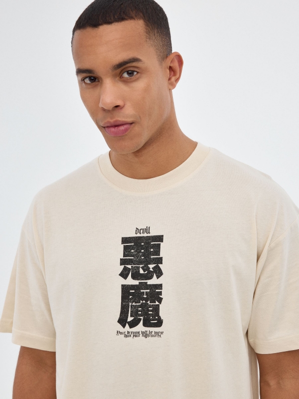 T-shirt japonesa de grandes dimensões areia vista detalhe