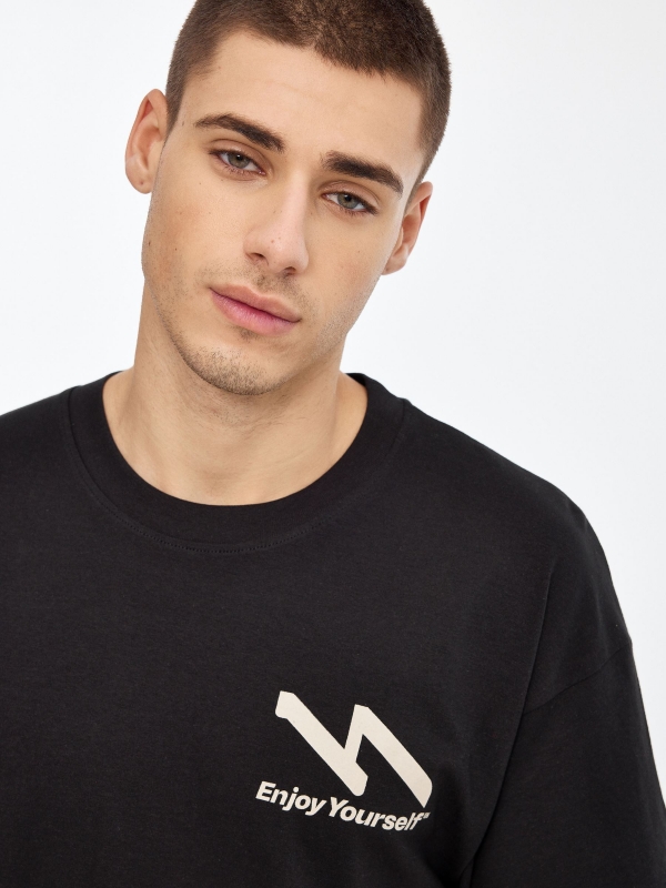 T-shirt com impressão Enjoy Yourself preto vista detalhe