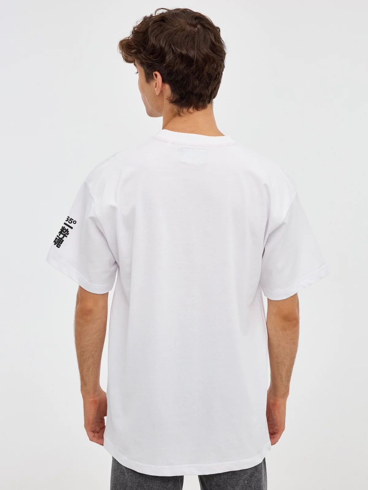 T-shirt com letra japonesa branco vista meia traseira