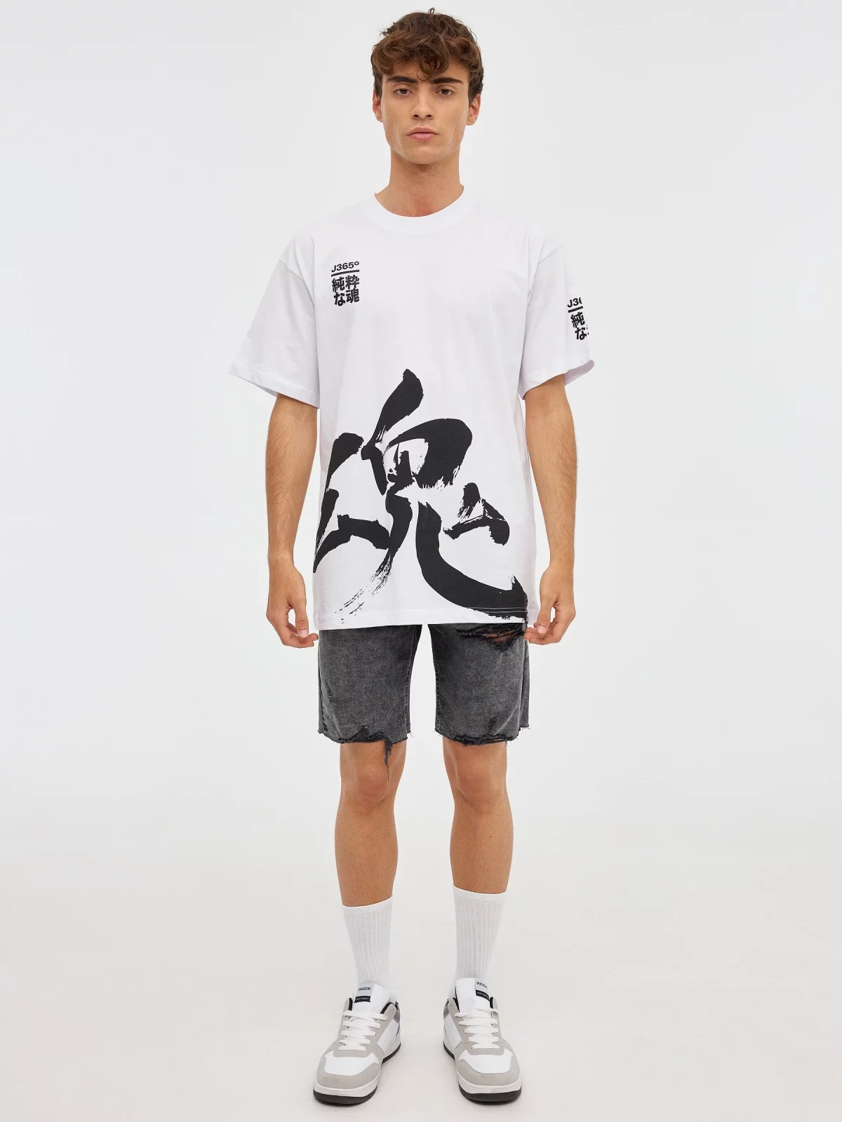 T-shirt com letra japonesa branco vista geral frontal