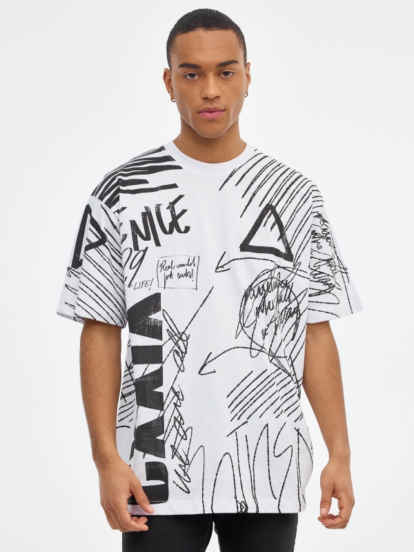 Camiseta oversized con estampado texto blanco vista media frontal