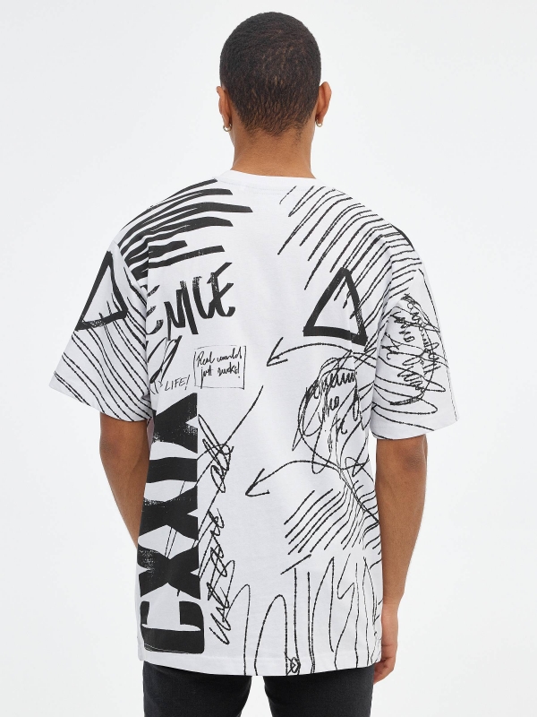 Camiseta oversized con estampado texto blanco vista media trasera