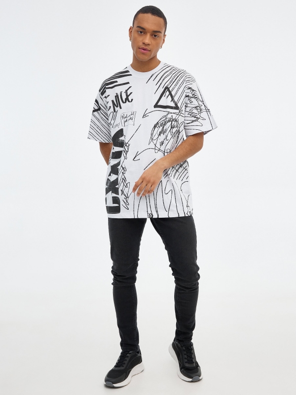 Camiseta oversized con estampado texto blanco vista general frontal